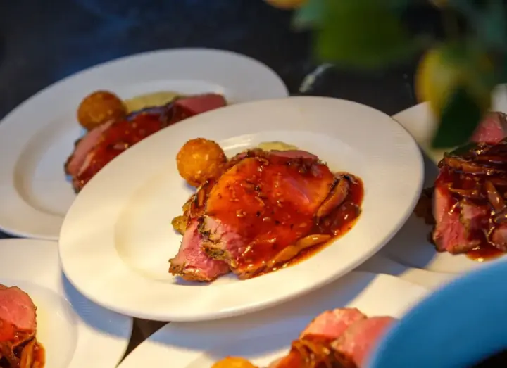 Verzorgd diner met rosé gegaard vlees, jus en kroketjes bij Eetcafé De Buren tijdens een bedrijfsuitje nabij Delden