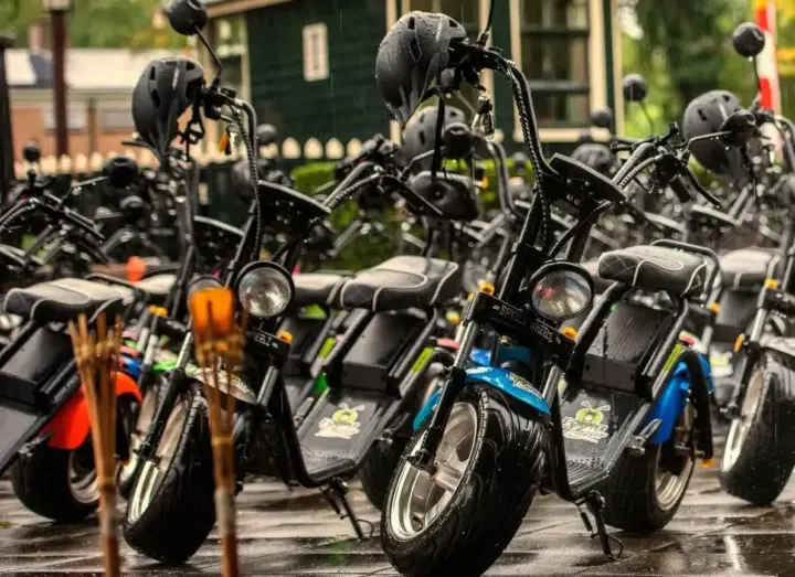 Rij geparkeerde e-choppers met helmen in Boekelo, klaar voor een bedrijfsuitje vanuit Oldenzaal